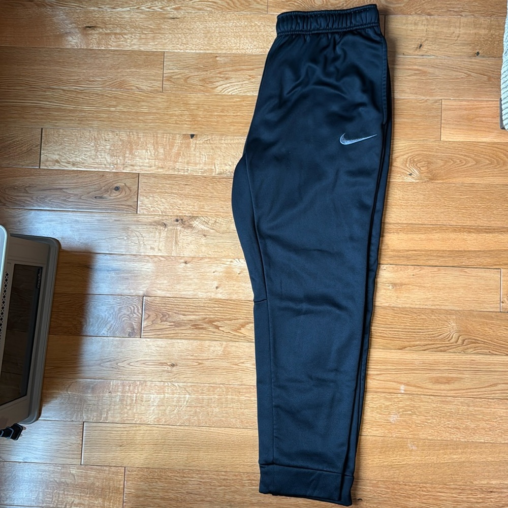 Men’s Nike Therma-Fit black tapered sweatpants
